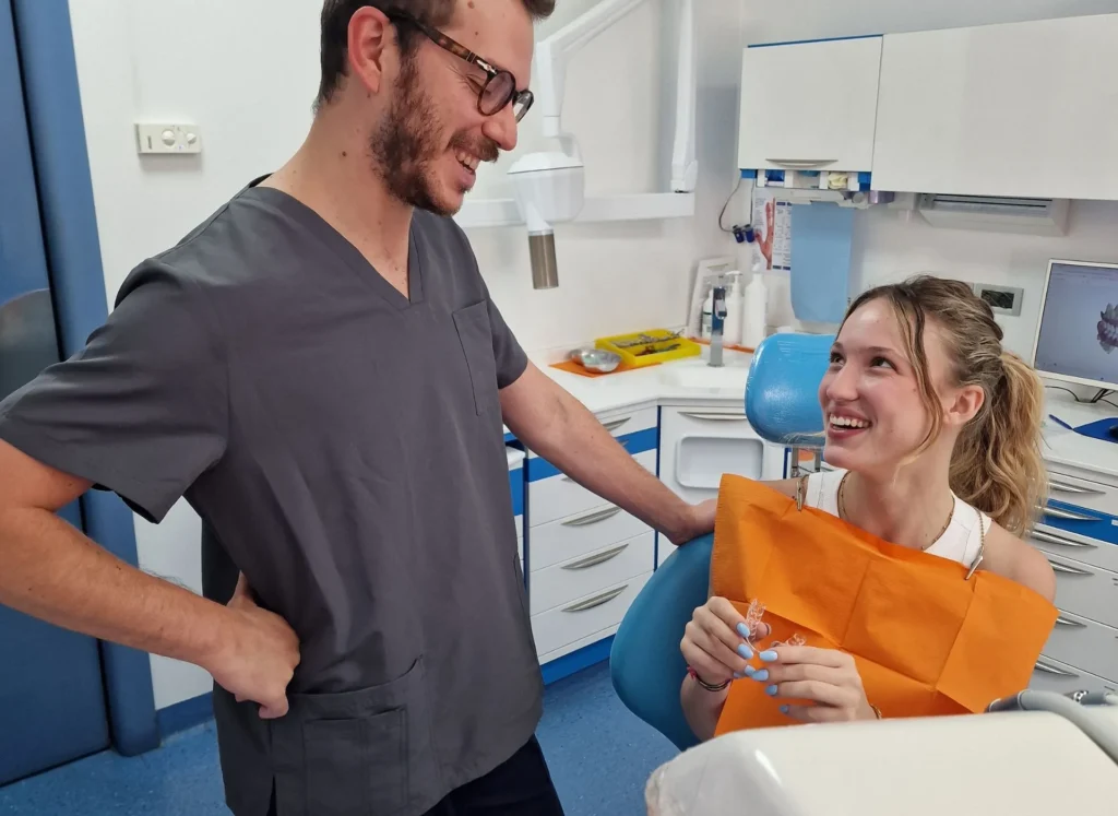 Mascherine trasparenti: come funziona il trattamento ortodontico digitale 2 mascherine trasparenti